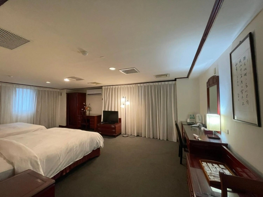 River Hotel