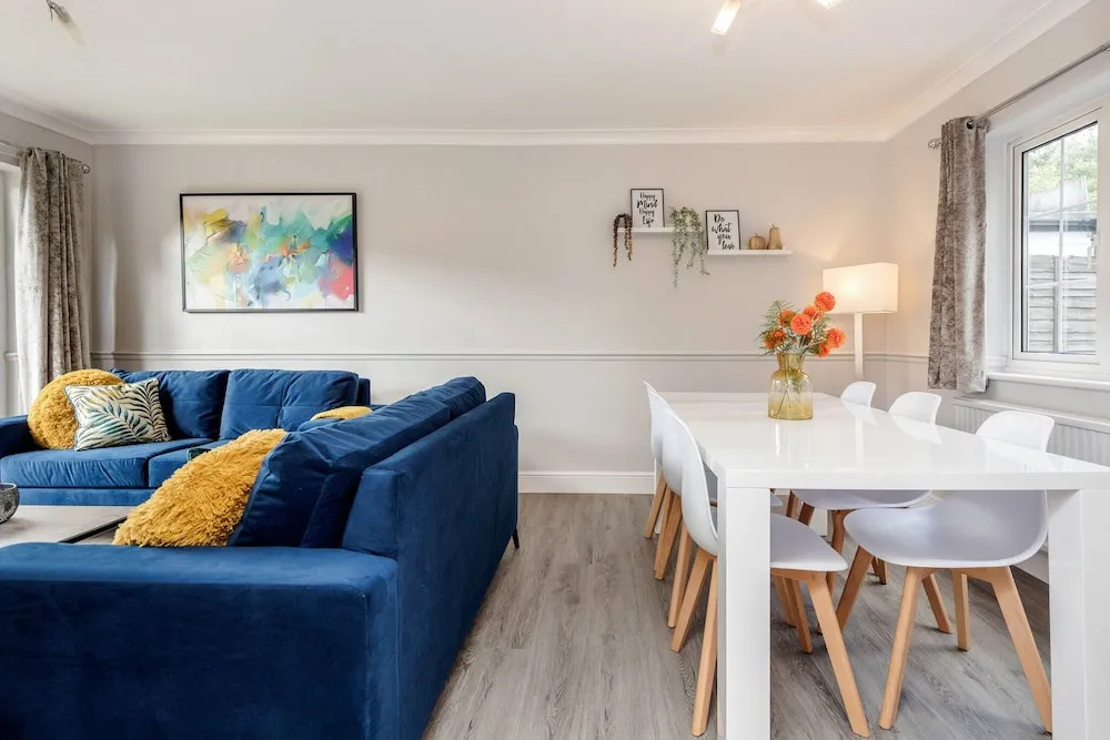 Ascot Pet Friendly 4 Bed House Parking
