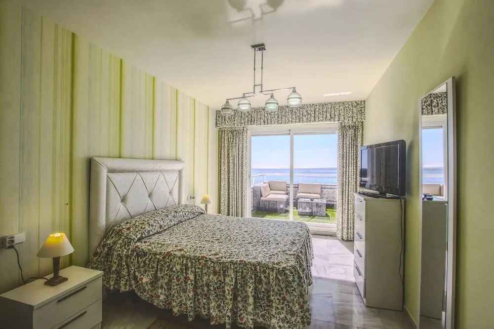 1149 Unique Beachfront Penthouse 400M2 Marbella Center