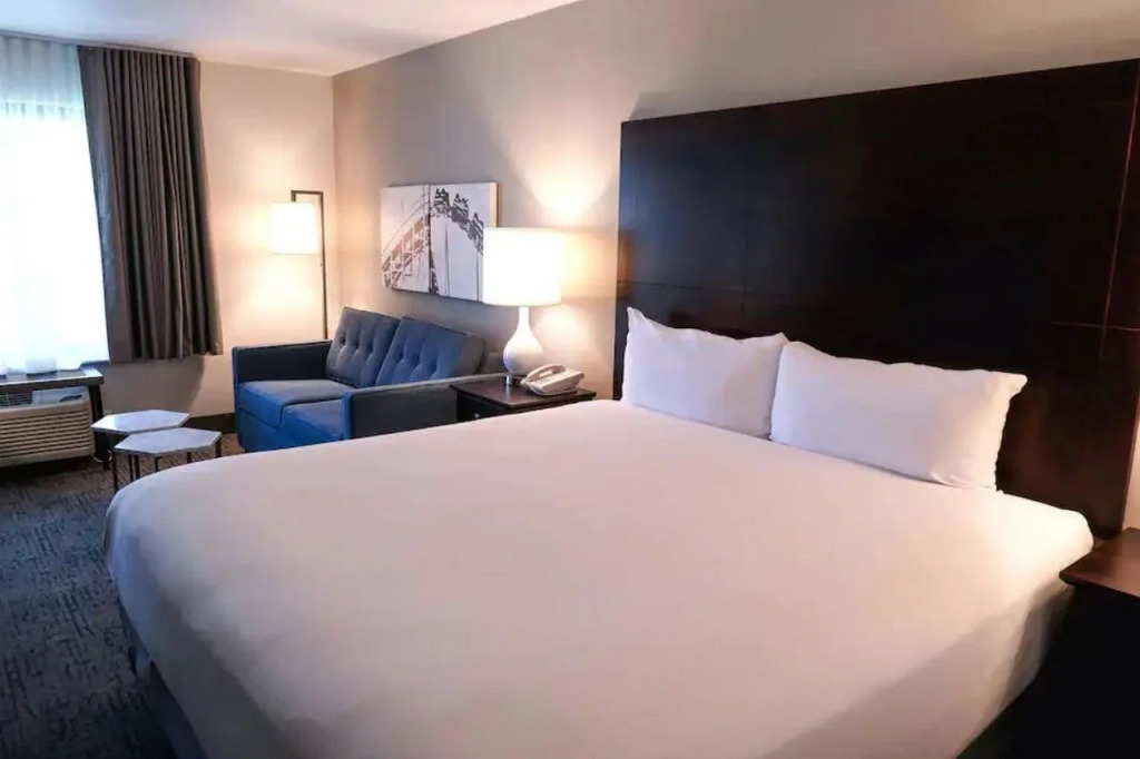 Oxford Suites Portland - Jantzen Beach