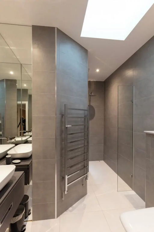 Stunning Central Windsor Town House With Parking