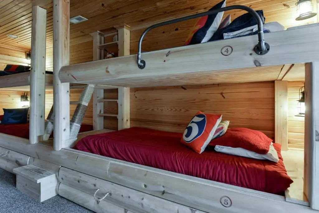 Luxury 2700 Sq Ft Log Cabin Private Hot Tub Game room Pool Table Best View