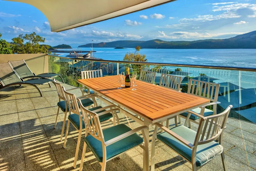 Waves 5 Luxury 3 Bedroom Breathtaking Ocean Views Central Location
