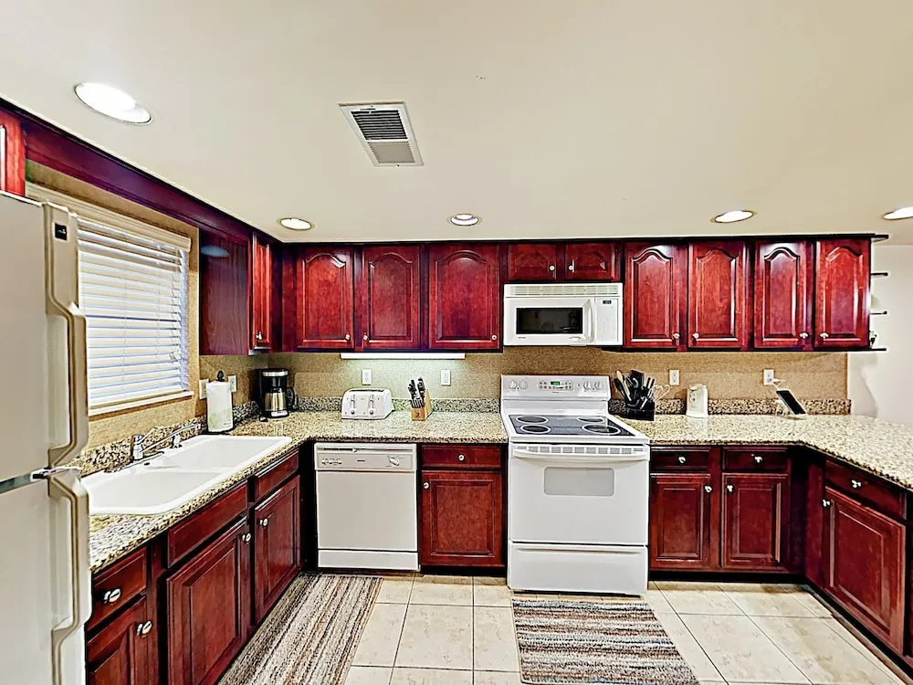 New Listing! Smoky Mountain Near Downtown 2 Bedroom Condo