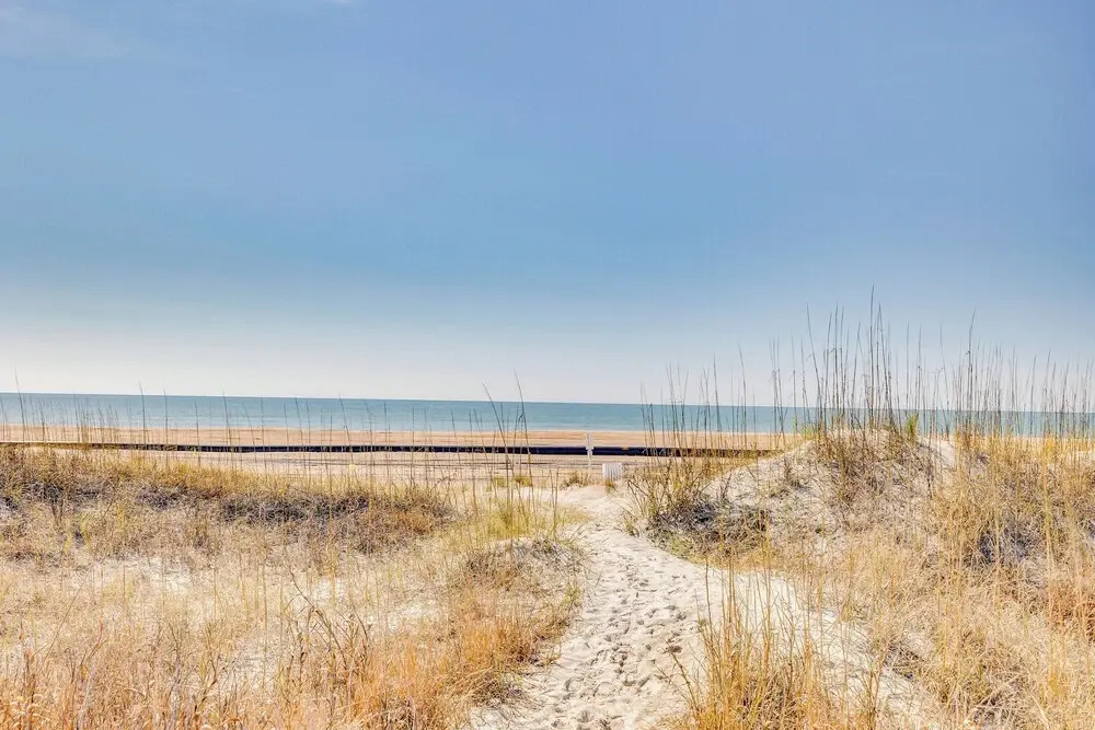 Steps to Sand! Condo w/ 2 Pools in Atlantic Beach