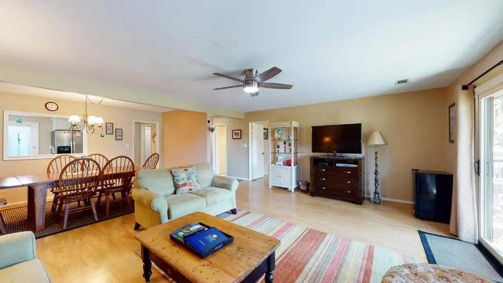 704 Queens Grant