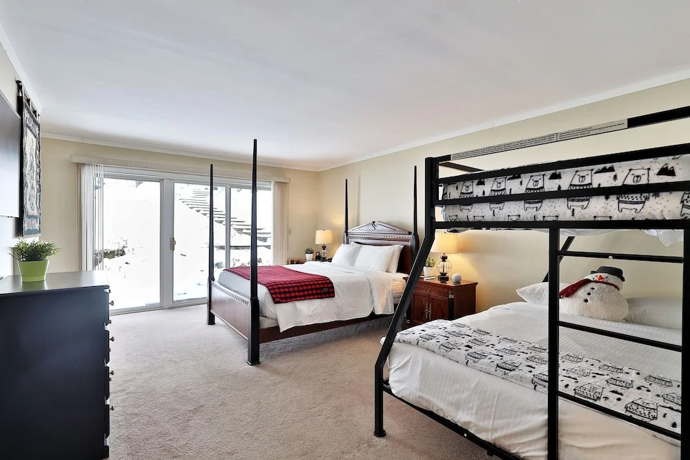 The Birch Ridge: Family Room #6 - Queen/bunkbed Suite In Killington, Vermont 1 Bedroom Hotel Room