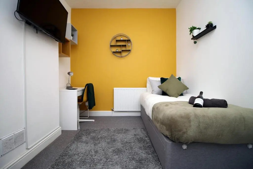 City View - 2 Bed City Center Apartment With Street Parking - Sleeps 6 - By DYZYN