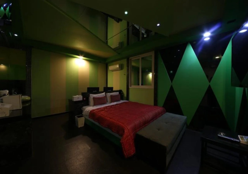 V Hotel