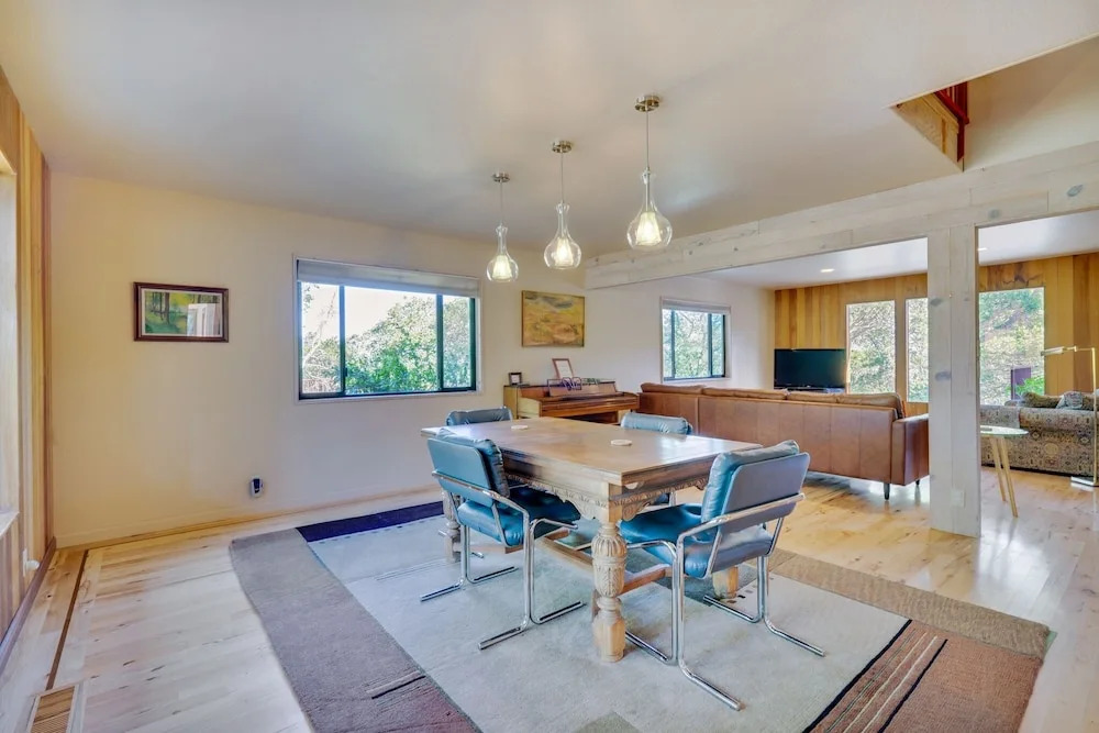 Healdsburg Home With Magnificent Vineyard View 2 Bedroom Home by RedAwning