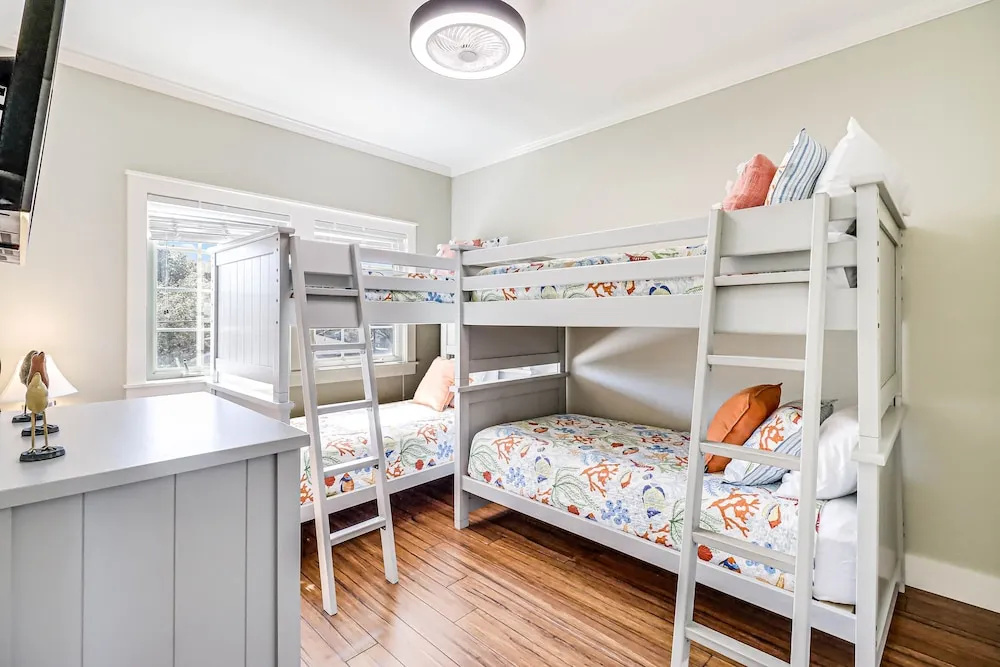 The James Pearl 4 Bedroom Home by RedAwning