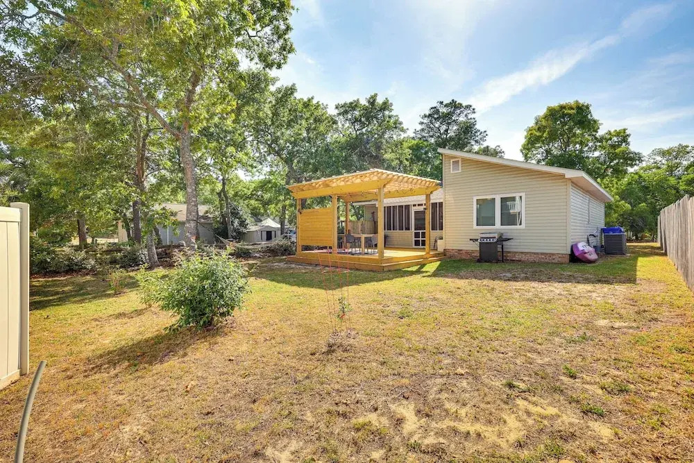 Oak Island Cottage: Minutes to Long Beach!