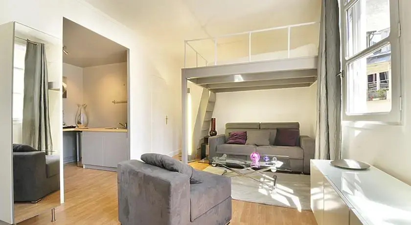 Amelie Flat