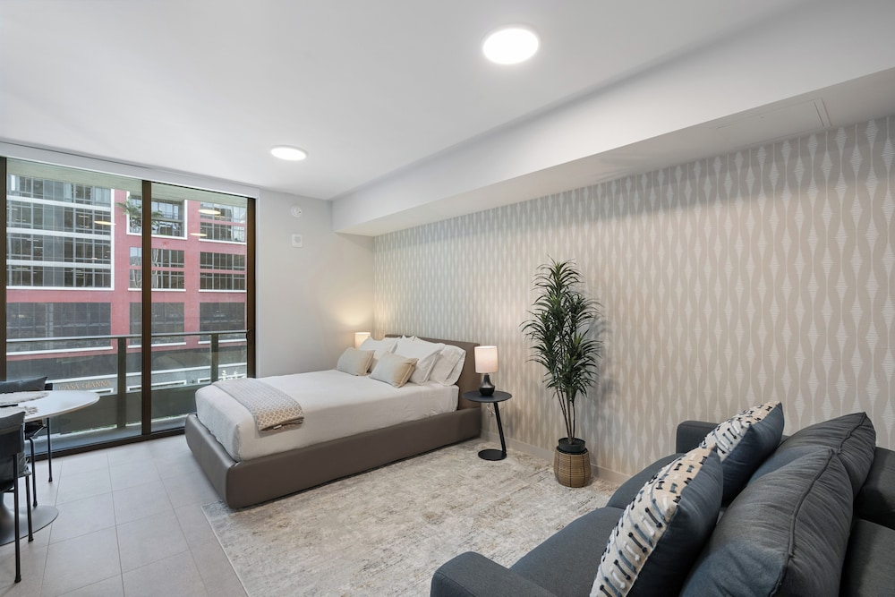 501 First - Steps from Bayside