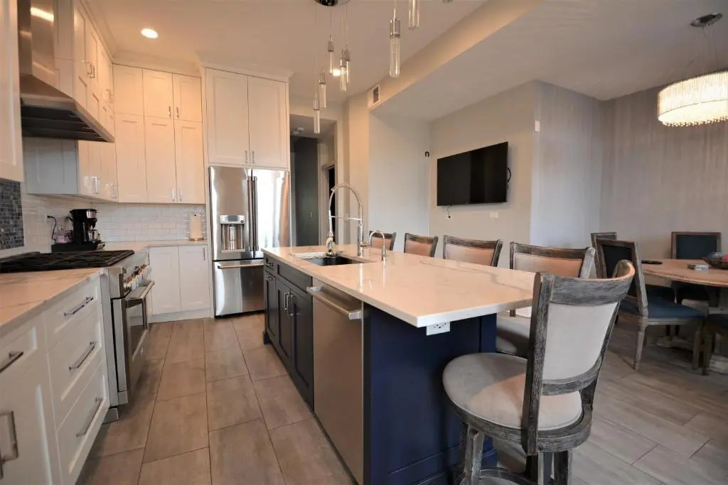 Penthouse Level, Stunning Wrigley Stay