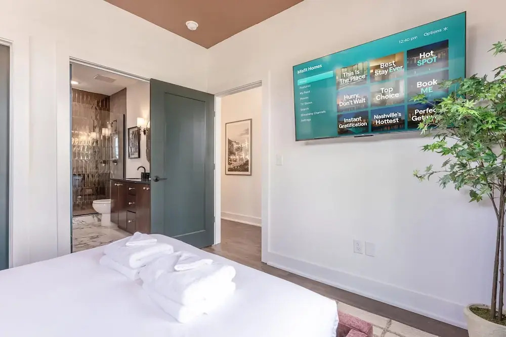 Luxe 4BR Retreat With Rooftop Fire Pit Garage