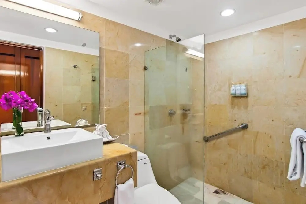 Luxurious Partial Ocean-view Suite With 3 Pools, hot Tub, gym & Balcony