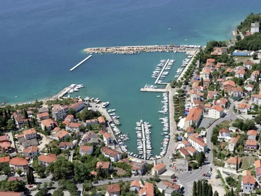 Large Apartment With Terrace Near the Beach