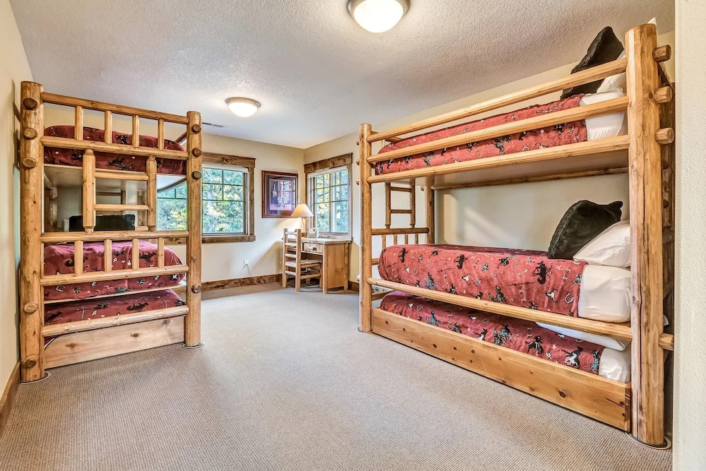 13 Vine Maple Home 5 Bedrooms 5.5 Bathrooms Home