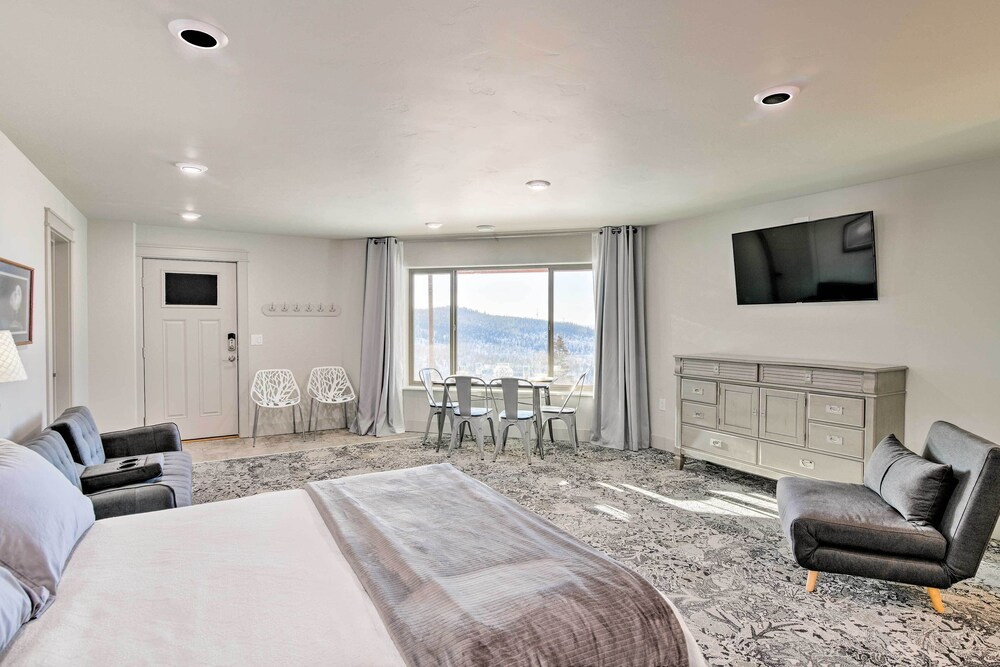 Anchorage Getaway w/ Mtn Views < 5 Mi to Zoo!