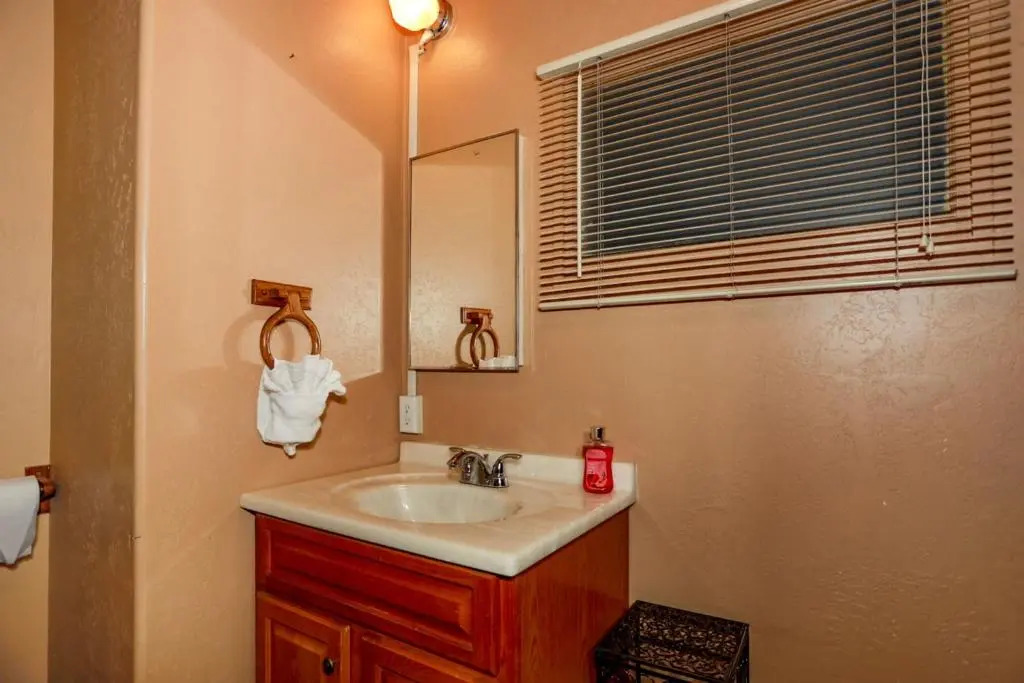 Eagles Cottage - 1975 by Big Bear Vacations