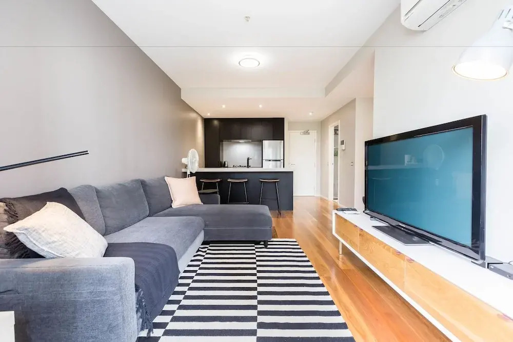 SANDRA, 1BDR Carlton Apartment