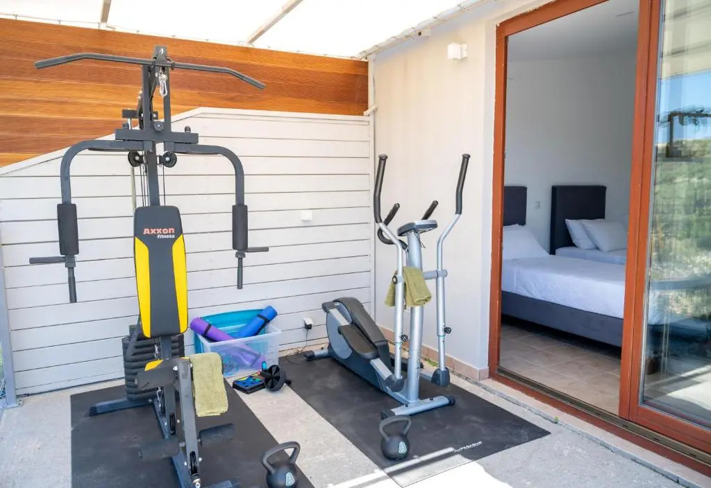 Elegant new villa,with pool,BBQ, ping pong table & gym facilities, just 2km from the town!