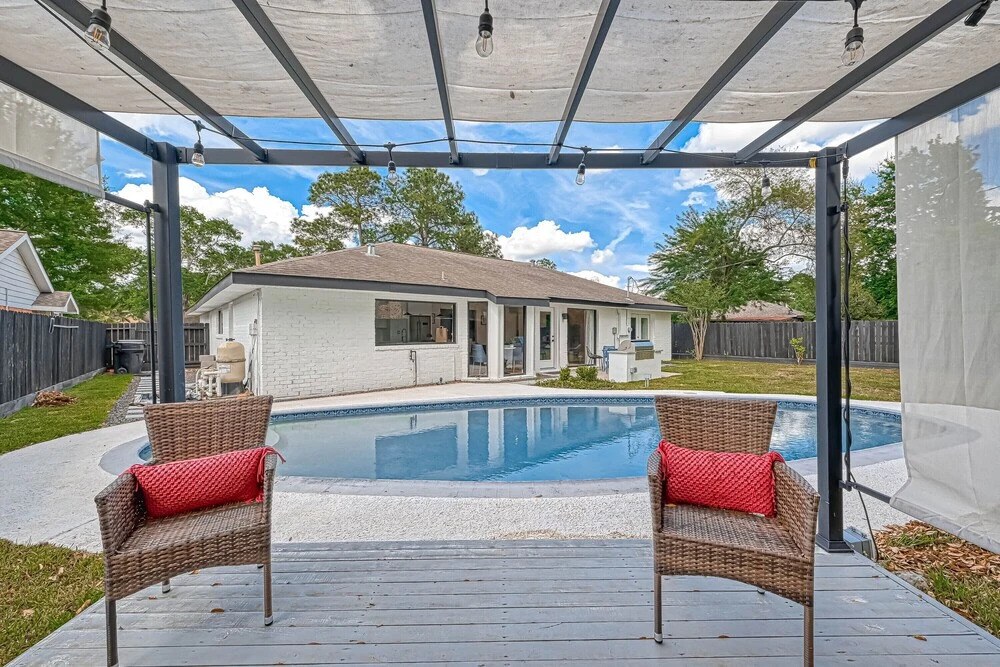 Barefoot in Spring Branch, Modern Chic Home With Private Pool, Gourmet Kitchen