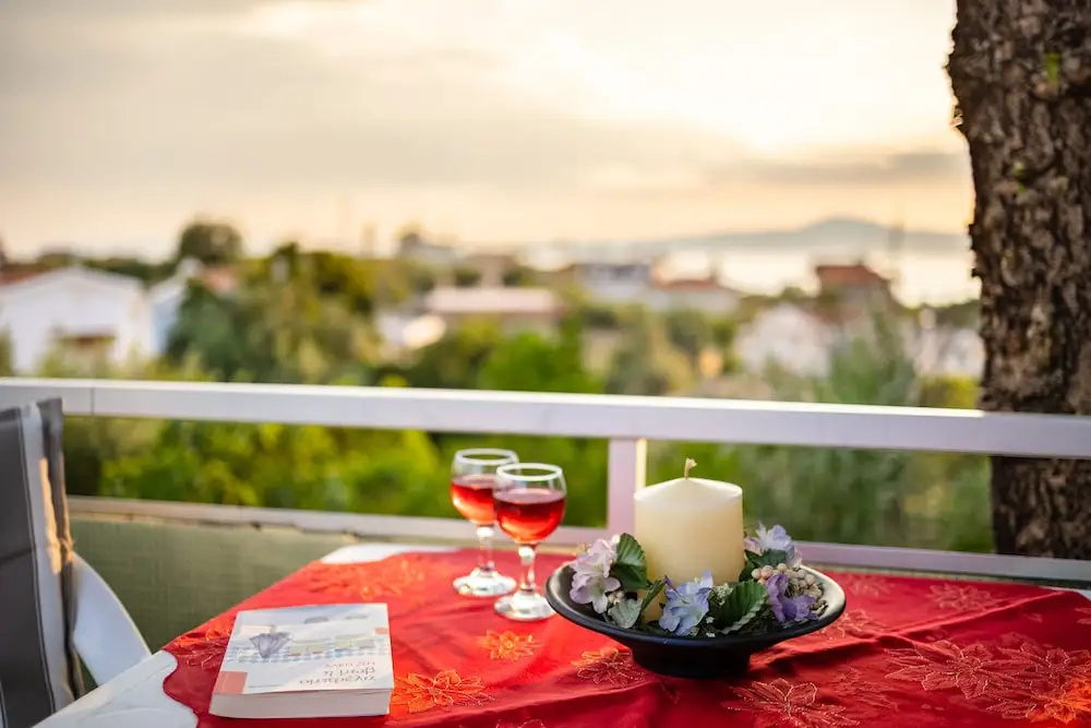 Seaside Family Haven - Avia's Spacious Getaway