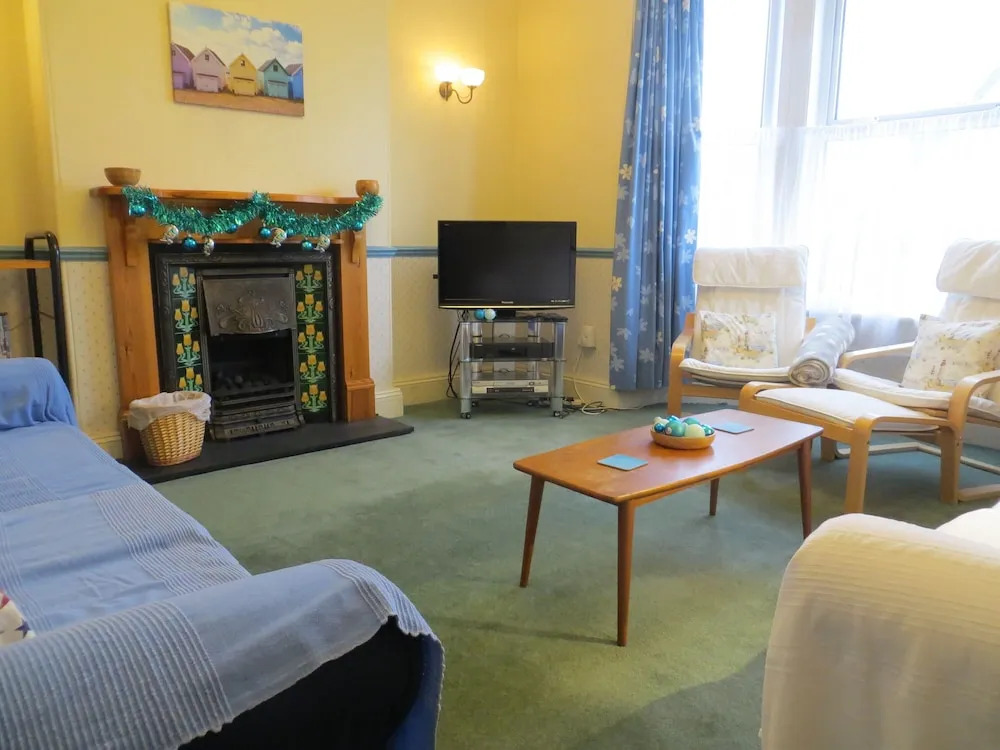 The Shields- Large Family House Close to Beach