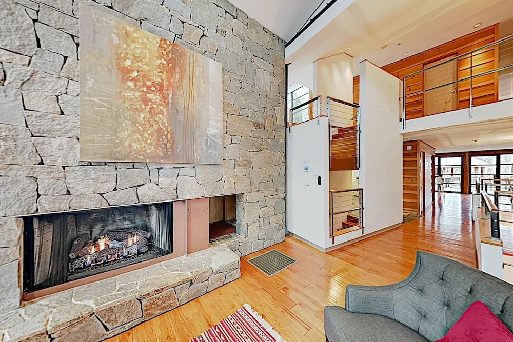 A Lake & Mountain Lodge W/ Lake Access, Hot Tub & Game Room 6 Bedroom Home
