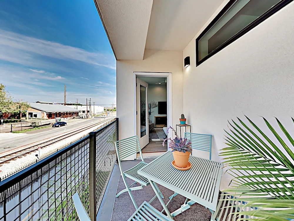 East-Side Urban Retreat Unit 263 - 2 Br Condo