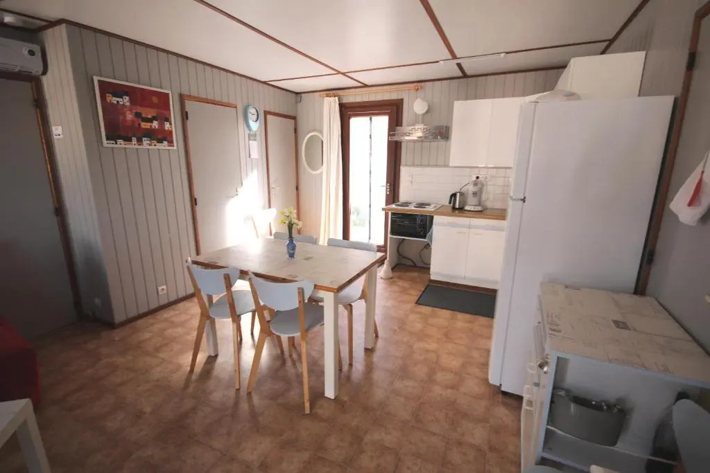 Domaine de vacances à 600m de la plage villa 2 chambres climatisées 4 couchages WIFI terrasse parking animations et piscines en supplément LRTAMB15