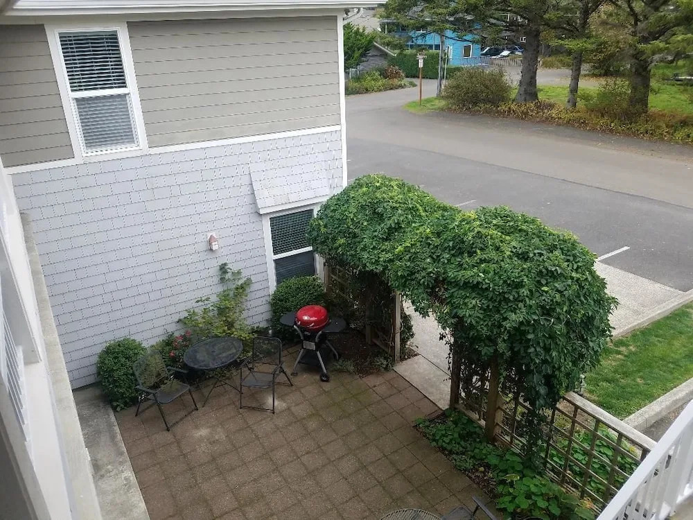 Sea Breeze Court