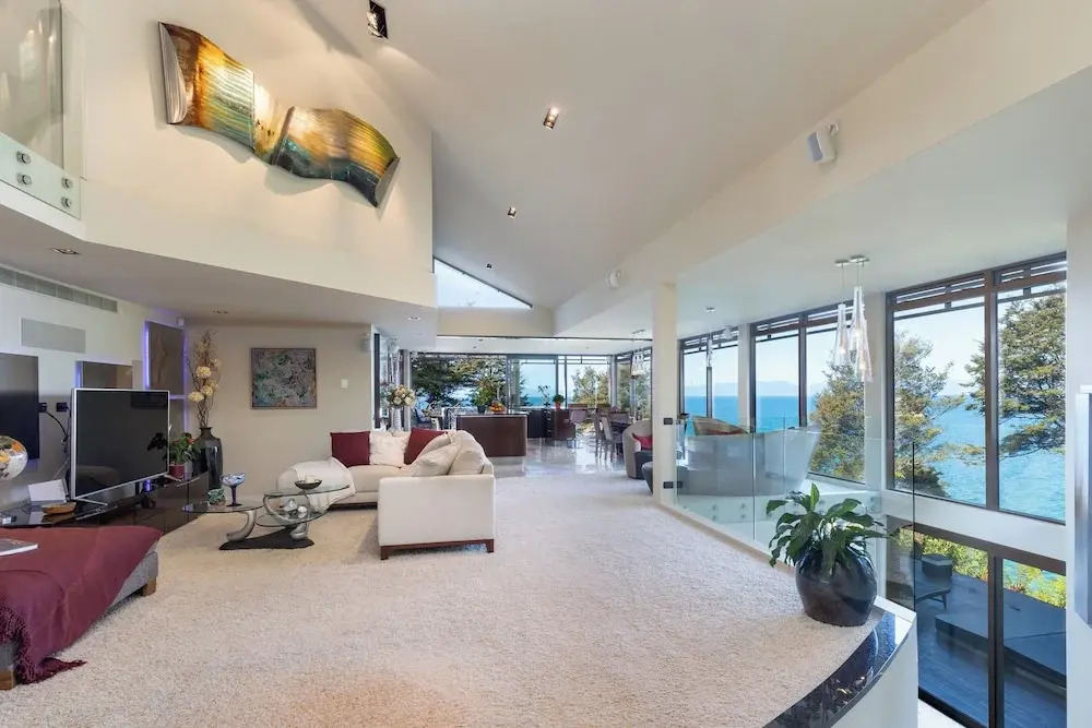 Oceanview Penthouse Suite & Beach Access