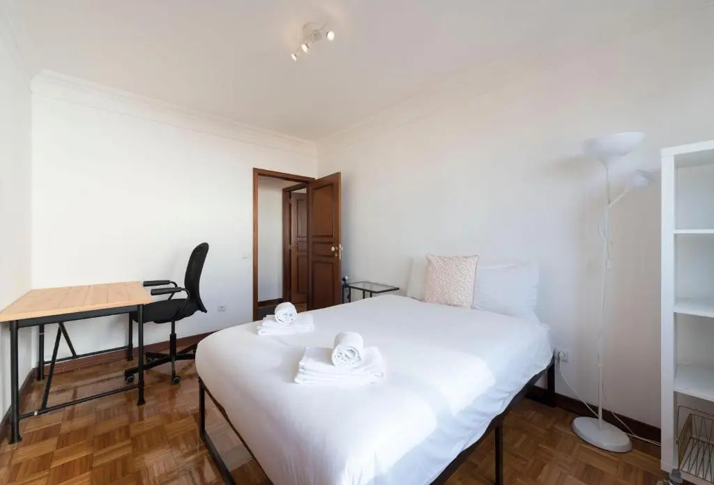 LovelyStay - Charming 3BR Flat w/ Free Parking in Devesas