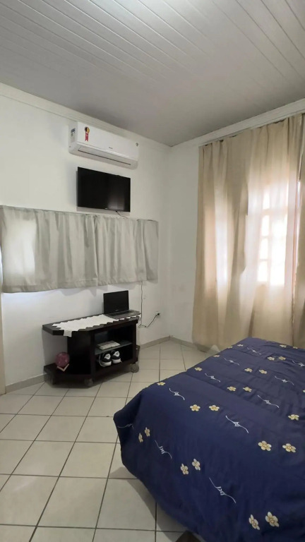Cantinho do SOSSEGO, a 2 km da praia de Itapuã, no centro da cidade, wifi, ideal para CASAL