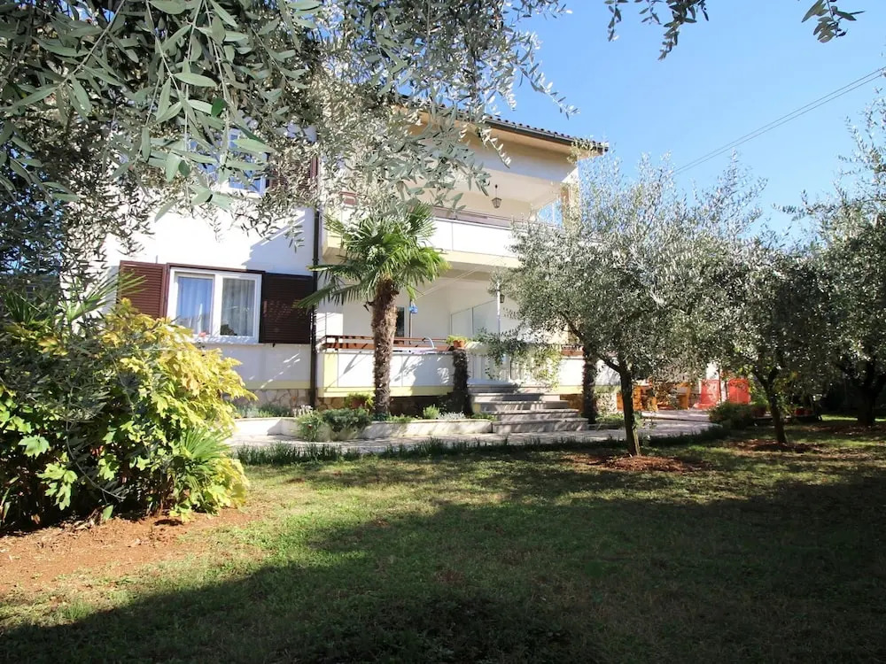 Nice Apartment in Ideal Location; Historic Porec 800 m and Beach 1 km Away