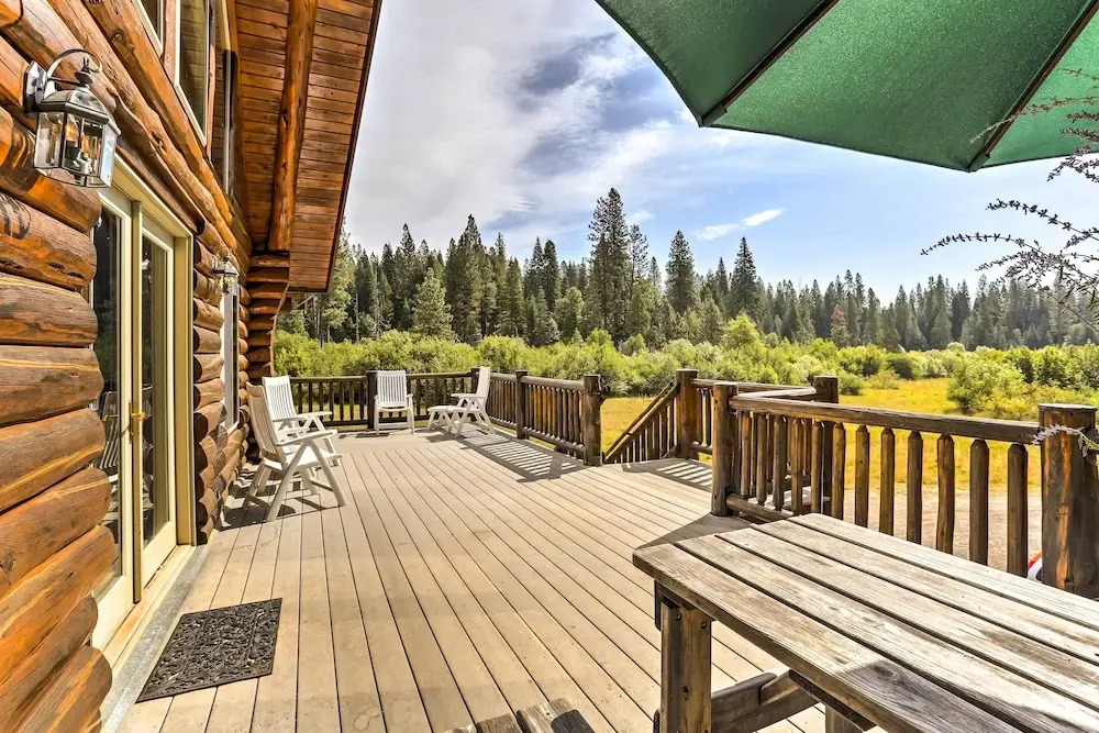 13 Mi to Mt Shasta: Log Home on 60 Acres!