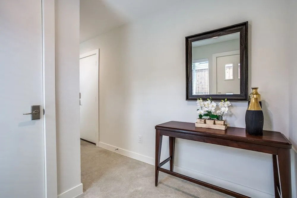 Modern Dallas TownHome 2 BR fully furnis