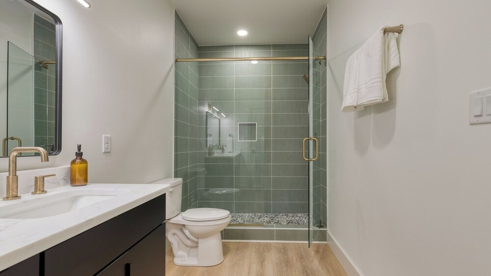 Modern Smoky Mountain Stay With Two Decks, Plunge Pool & Game Room Overlook Lodge by Avantstay