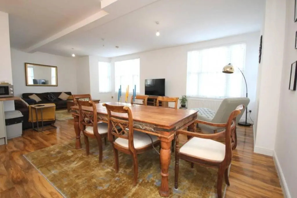 Modern, Luxurious Two Bedroom Apartment