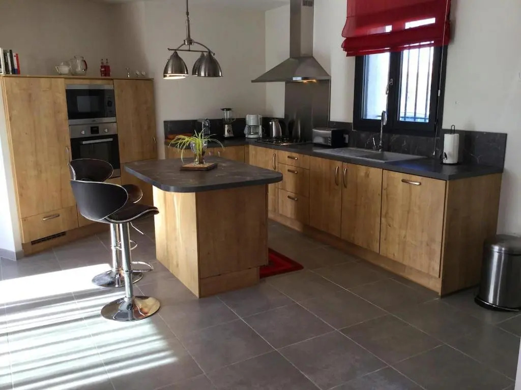 charming family house with pool located at Lisle sur la sorgue - sleeps 8