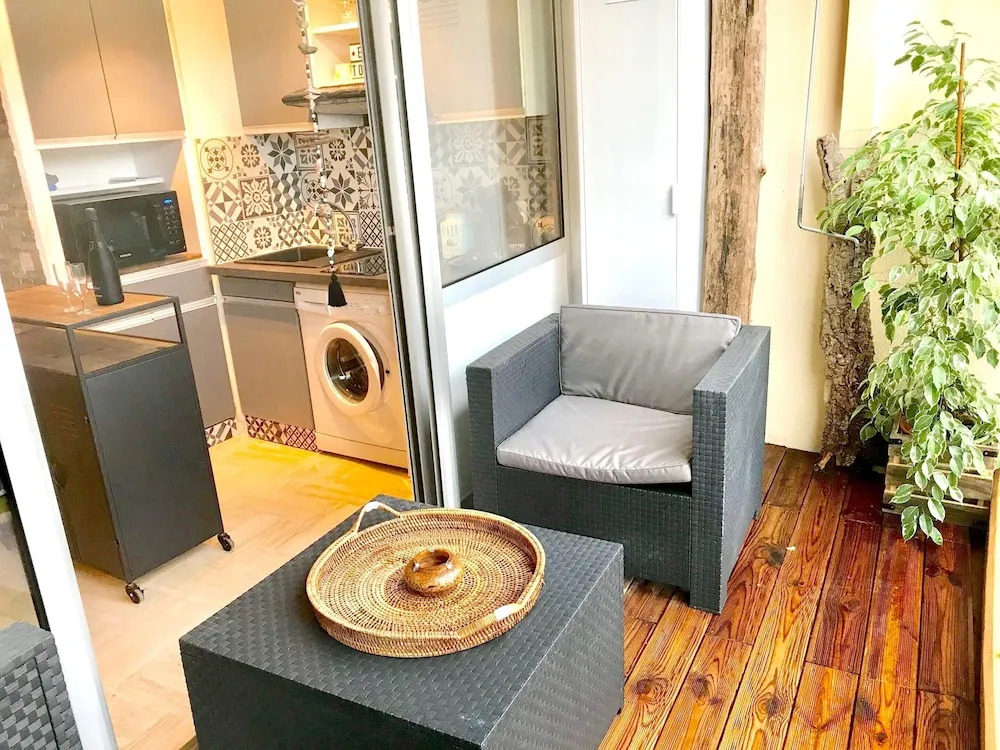 Studio in Mandelieu-la-napoule, With Wonderful Mountain View, Pool Access, Enclosed Garden - 1 km From the Beach