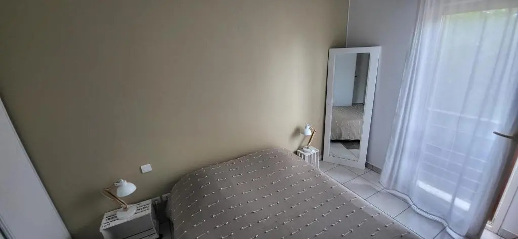 Appartement climatisé 2 chambres Balcon Parking privé couvert Centre Village