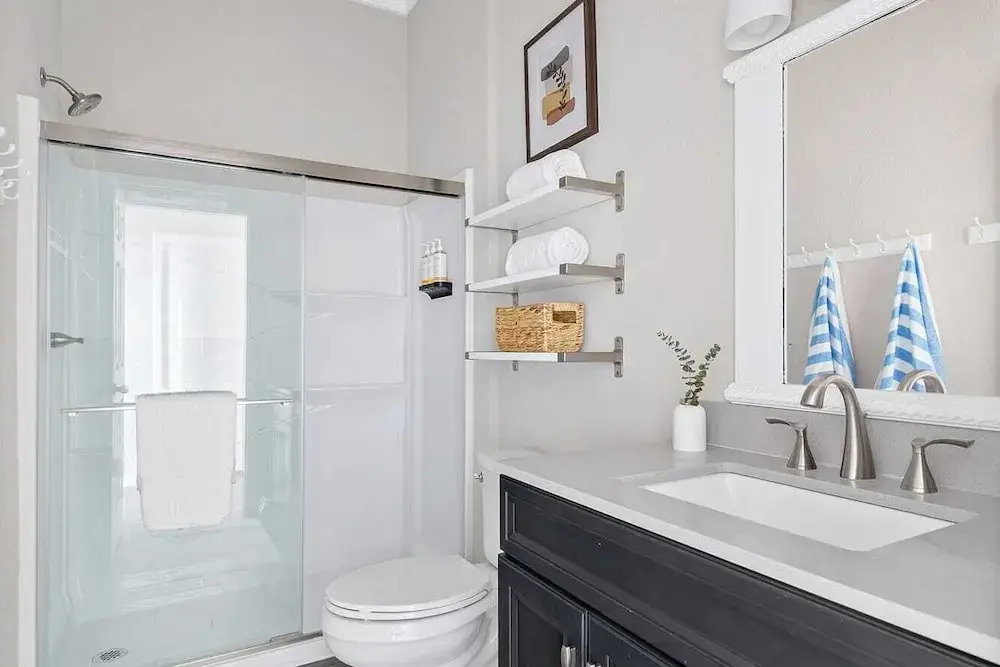 7bdr w/ Private Pool, Hot Tub, Fire Pit, Walk to Beach Tidal Wave by Avantstay