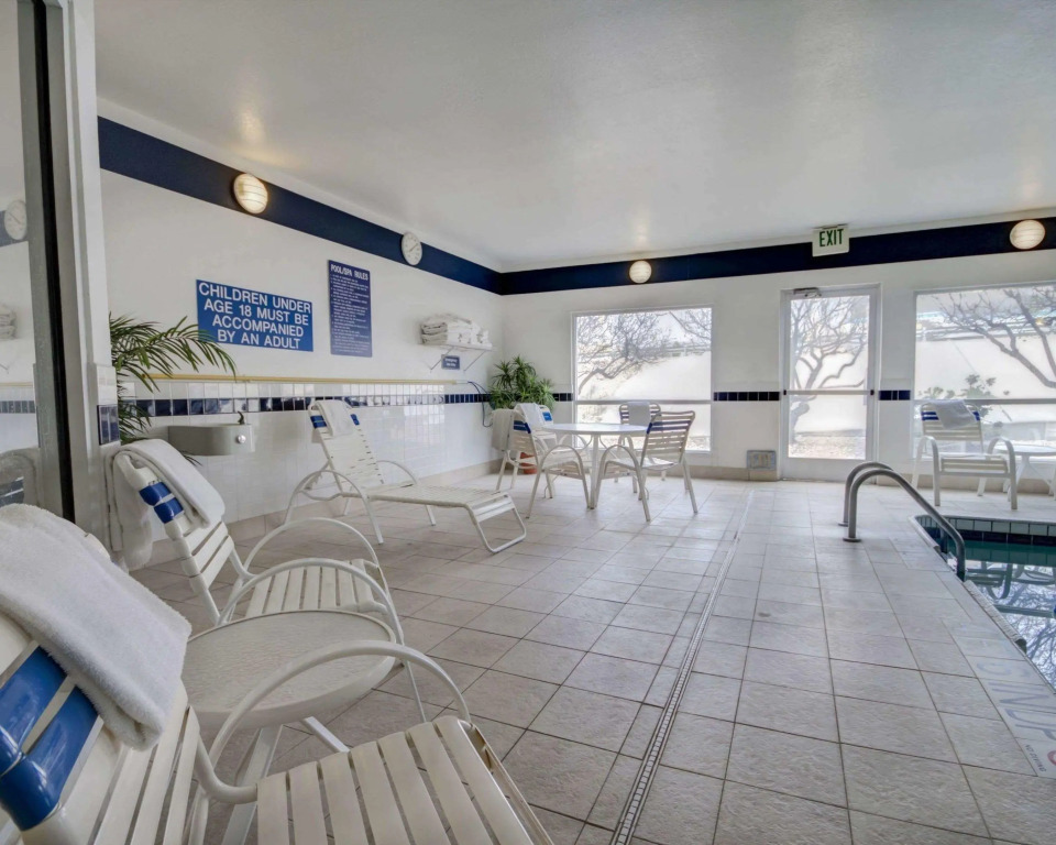 Comfort Suites University