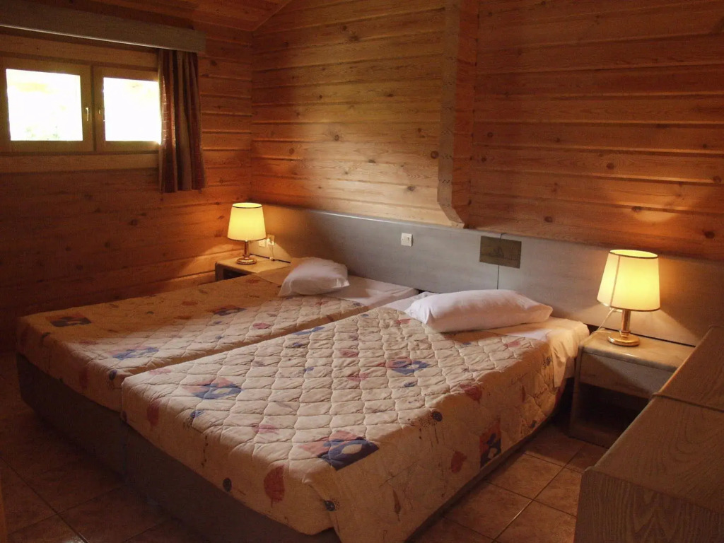 Sandy's Studios Apartments & Log Villas