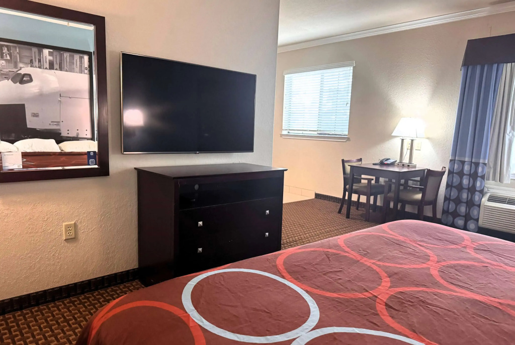 Super 8 by Wyndham IAH West/Greenspoint