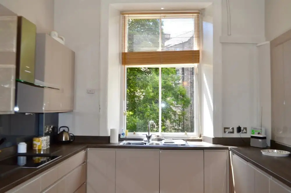 Traditional 2 Bedroom Edinburgh Apartment